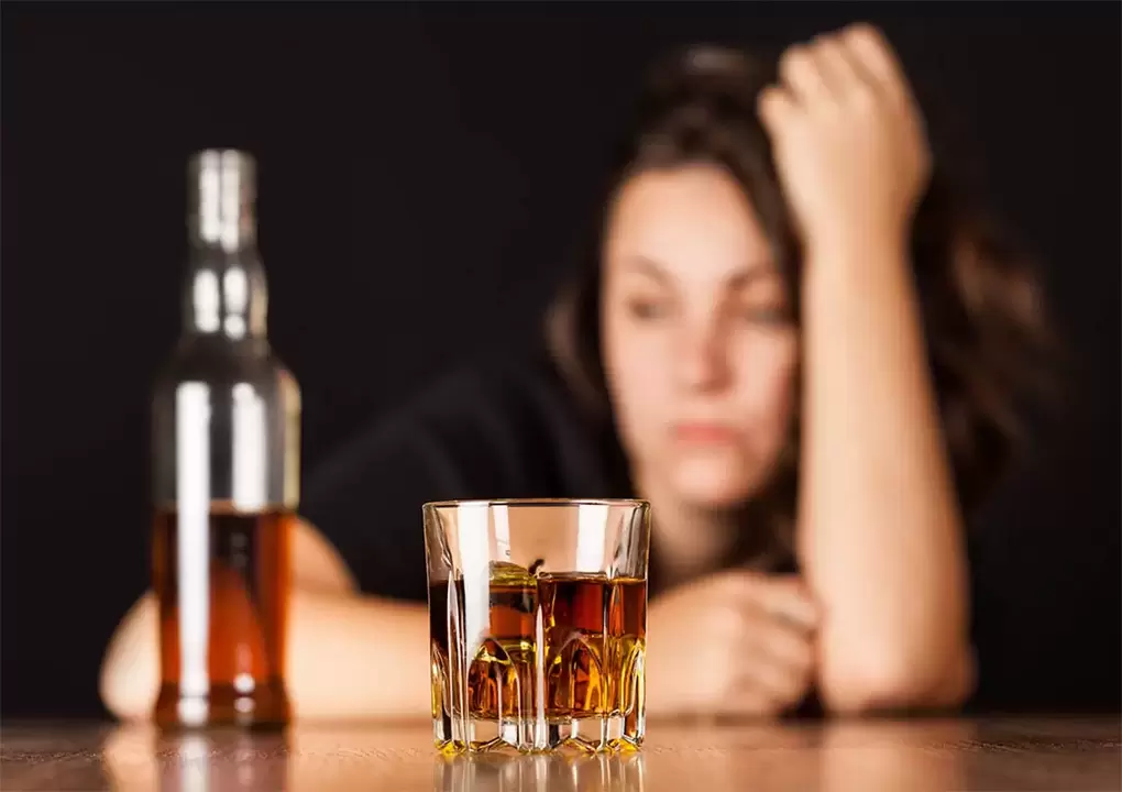 Femeie care consumă alcool înainte de sex