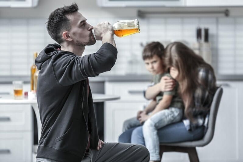 Un bărbat bea alcool, cum să-l ajuți să se oprească