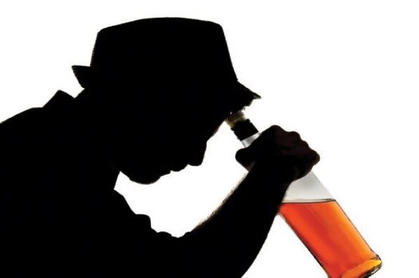 Un bărbat bea alcool, cum să se oprească