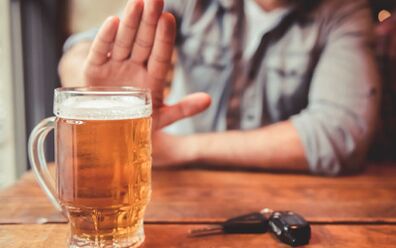 Programele de reabilitare ajută la oprirea consumului de alcool